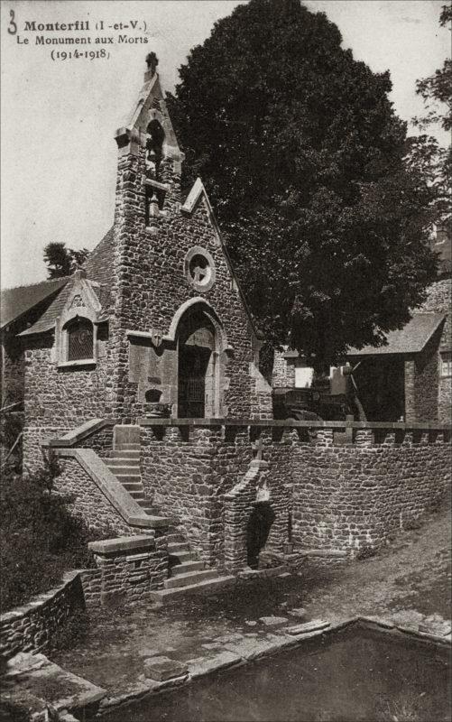 Le monument aux morts dans le bourg de Monterfil au début des années 1900.