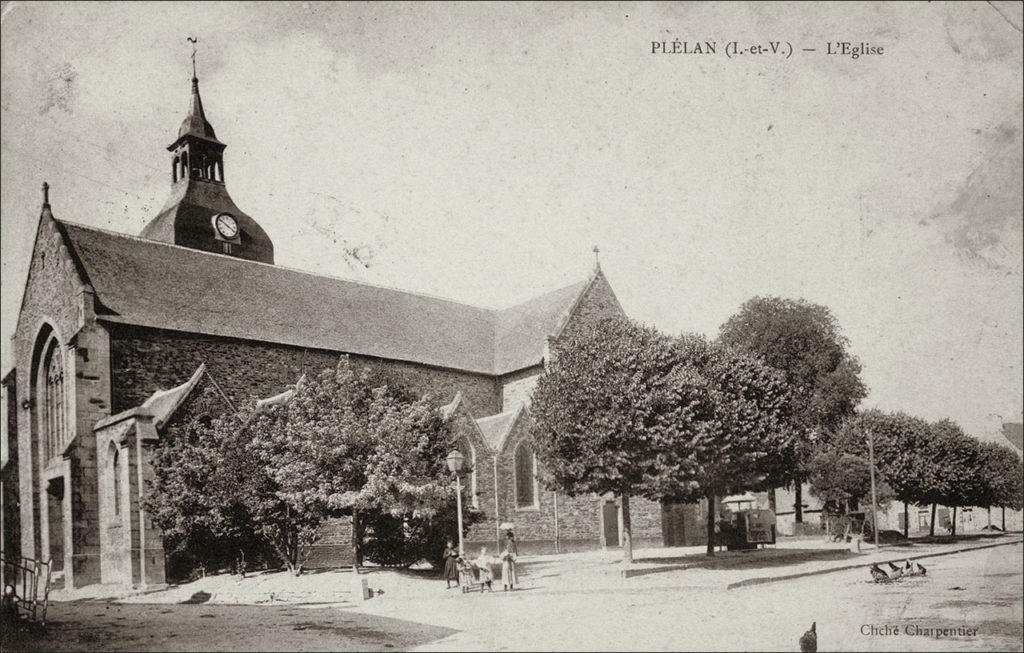 L'église Saint-Pierre dans le bourg de Plélan-le-Grand au début des années 1900.