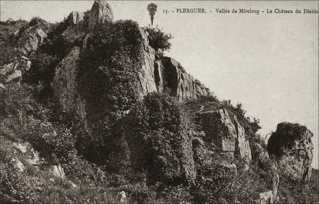 La vallée du Mireloup et le Château du Diable sur la commune de Plerguer au début des années 1900.