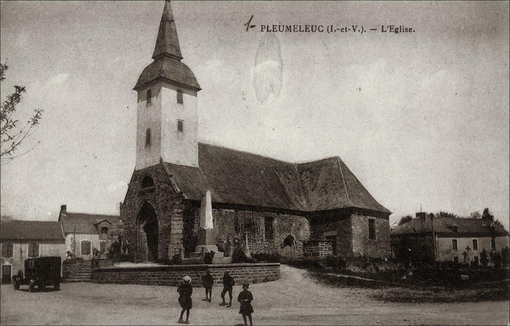 L'église Saint-Pierre dans le bourg de Pleumeleuc au début des années 1900.