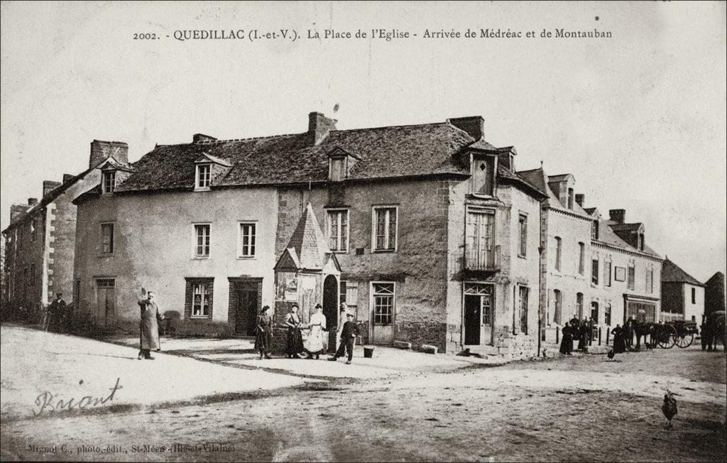 La place de l'église dans le bourg de Quédillac au début des années 1900.