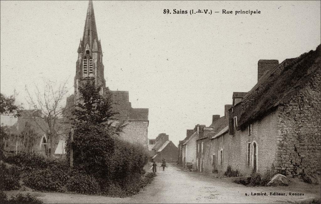 La rue principale et le clocher de l'église dans le bourg de Sains au début des années 1900.
