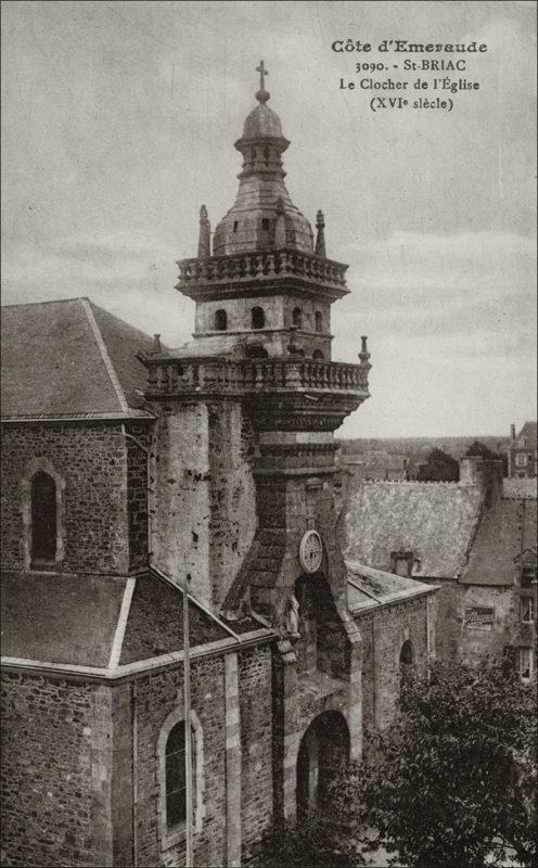 Le clocher de l'église Saint-Briac sur la commune de Saint-Briac au début des années 1900.