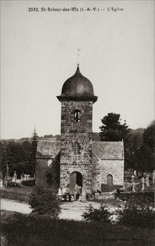 L'église Saint-Brieuc dans le bourg de Saint-Brieuc-des-Iffs au début des années 1900.