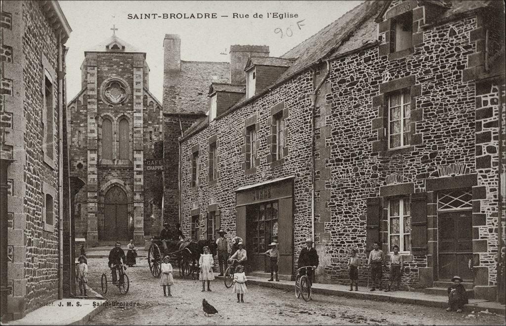 La rue de l'église dans le bourg de Saint-Broladre au début des années 1900.