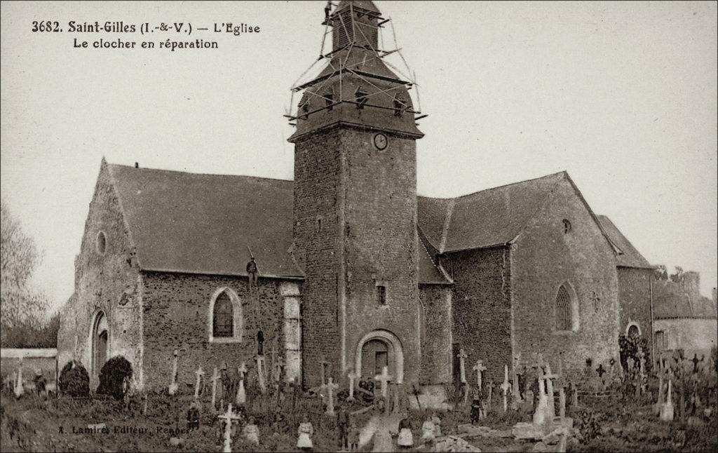 L'église de Saint-Gilles avec son clocher en réparation au début des années 1900.