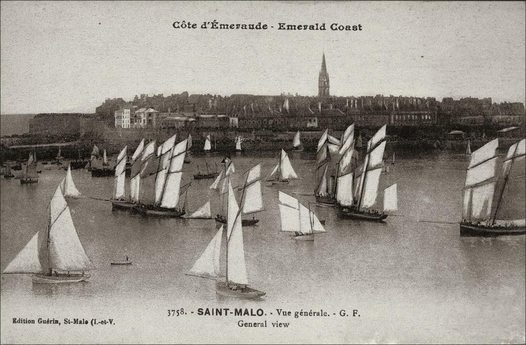Vue générale du port et des remparts de la ville de Saint-Malo au début des années 1900.