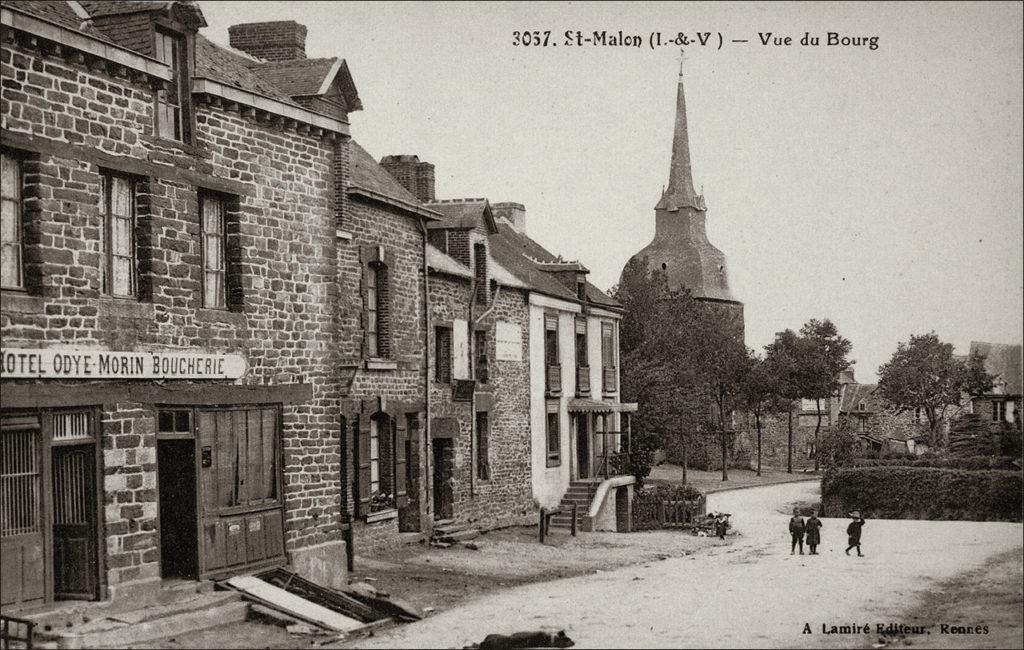 Vue du bourg de Saint-Malon-sur-Mel avec le clocher de l'église Saint-Malo au début des années 1900.