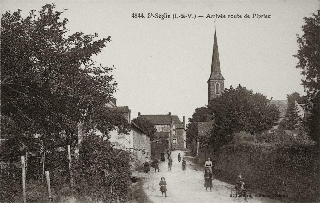 L'entrée dans le bourg de Saint-Séglin au début des années 1900.