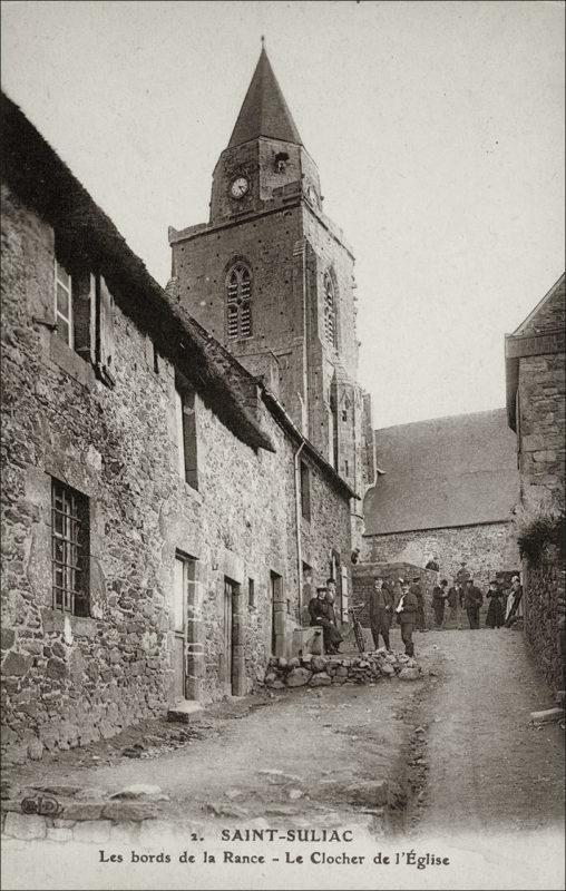 Le clocher de l'église Saint-Suliac sur la commune de Saint-Suliac au début des années 1900.