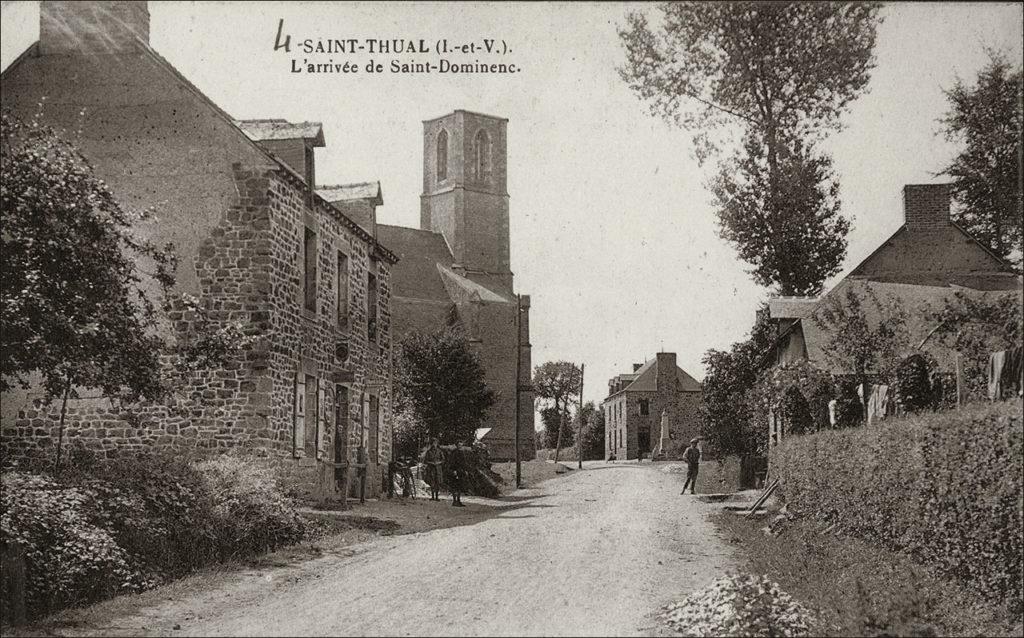 L'entrée et le clocher de l'église dans le bourg de Saint-Thual au début des années 1900.