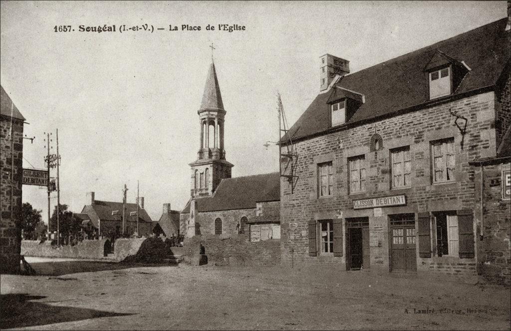 La place de l'église Saint-Jean-Baptiste dans le bourg de Sougéal au début des années 1900.