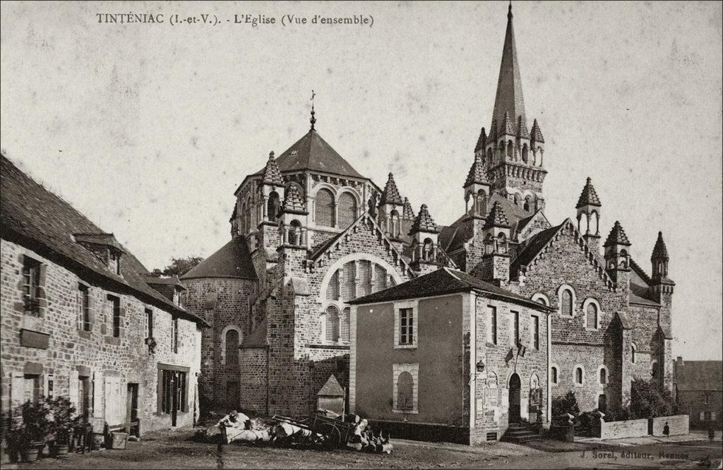 L'église de la Sainte-Trinité dans le bourg de Tinténiac au début des années 1900.
