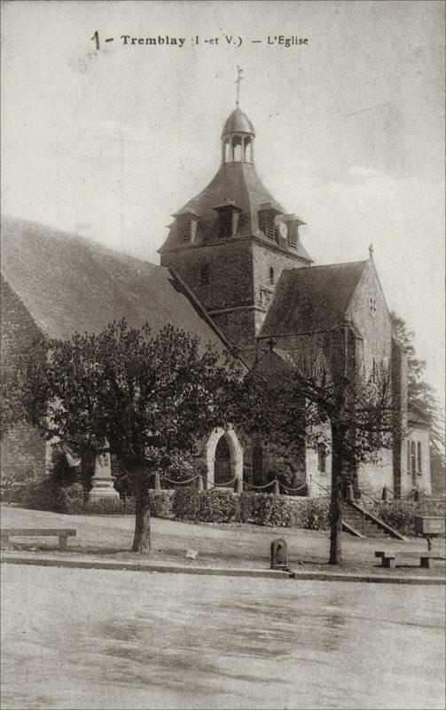 L'église Saint-Martin dans le bourg de Tremblay au début des années 1900.