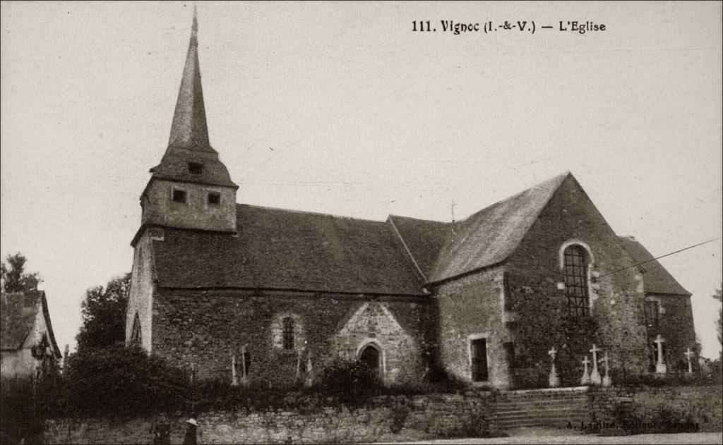 L'église Saint-Pierre-ès-Liens dans le bourg de Vignoc au début des années 1900.