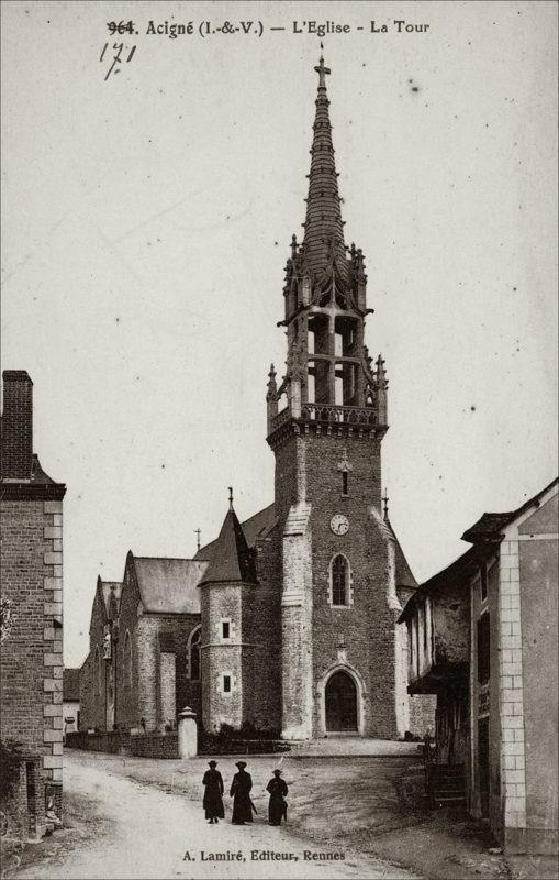 Le clocher de l'église dans le bourg de la commune d'Acigné au début des années 1900.