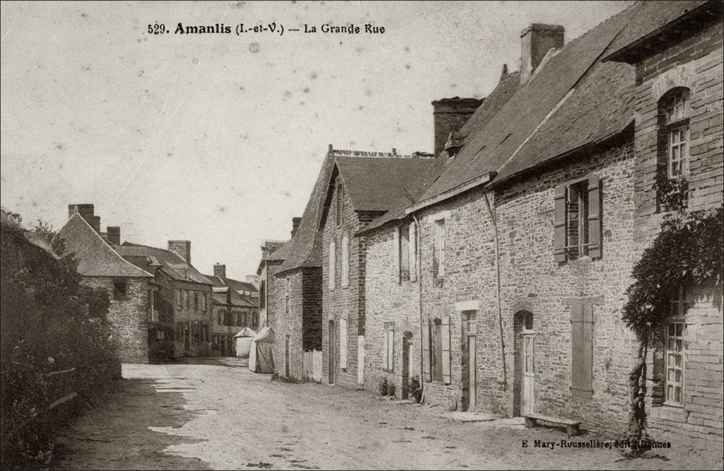 La grande rue dans le bourg d'Amanlys au début des années 1900.
