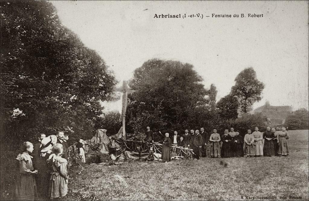 Rassemblement autour d'une fontaine sur la commune d'Arbrissel au début des années 1900.