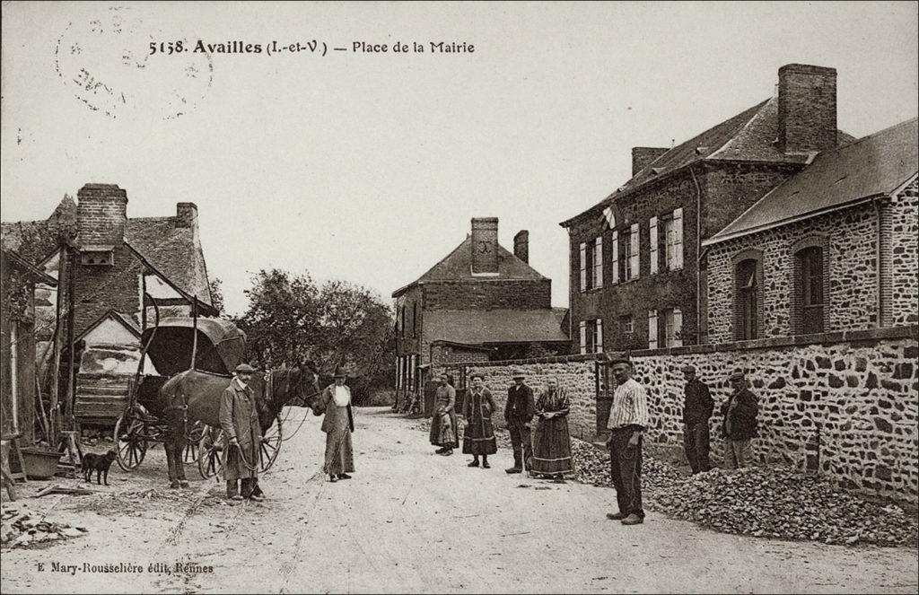 La place de la mairie dans le bourg d'Availles-sur-Seiche au début des années 1900.