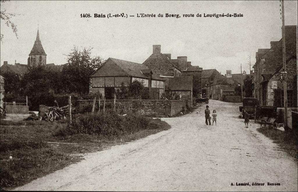 Le bourg de Bais avec le clocher de l'église Saint-Marse au début des années 1900.