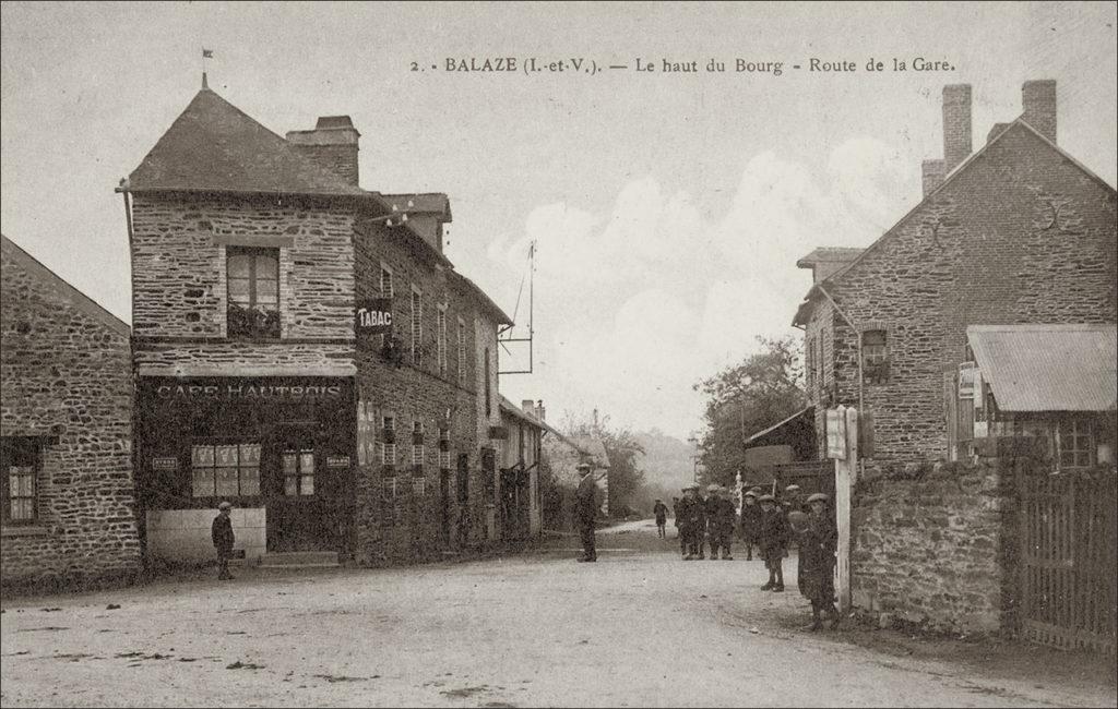 Le bourg de Balazé et la route de la gare au début des années 1900.