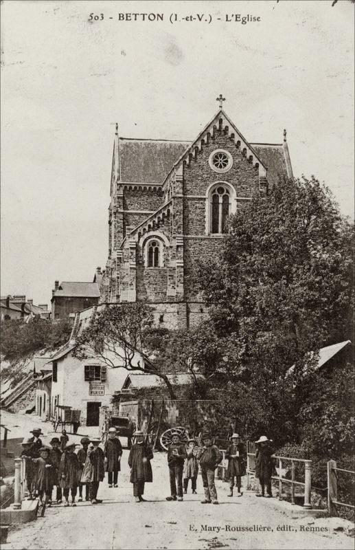 L'église Saint-Martin dans le bourg de la commune de Betton au début des années 1900.