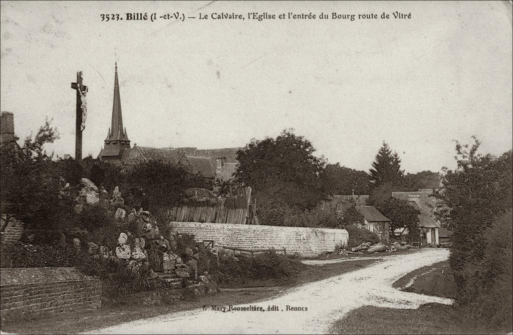 Le bourg de Billé avec le calvaire et le clocher de l'église Saint-Médard au début des années 1900.