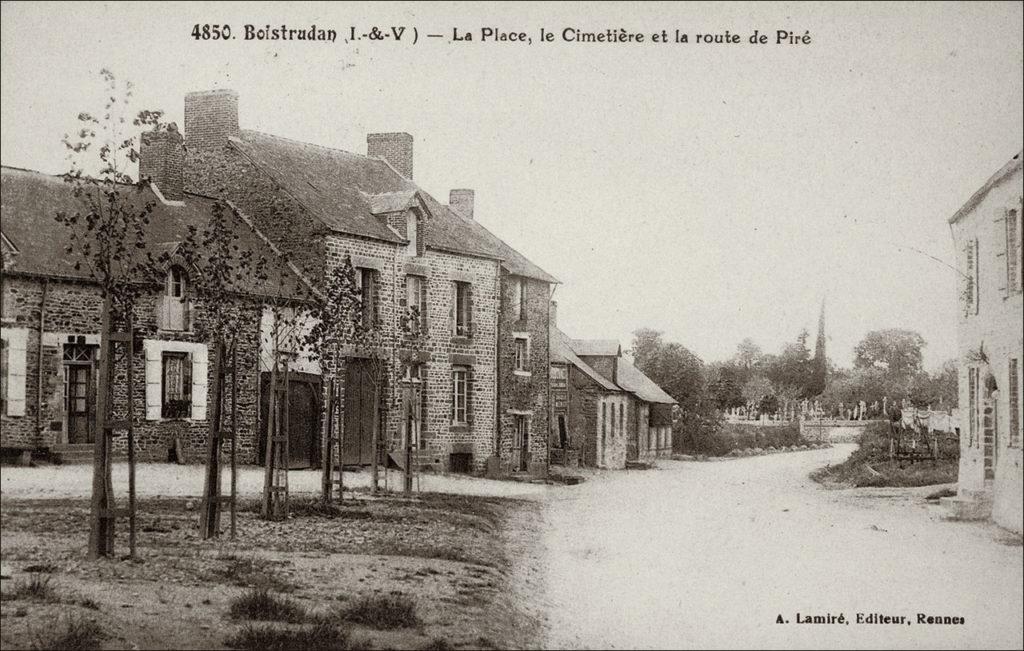 La place et le cimetière dans le bourg de Boistrudan au début des années 1900.