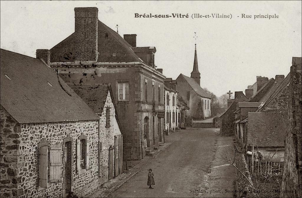 La rue principale de Bréal-sous-Vitré avec le clocher de l'église au début des années 1900.
