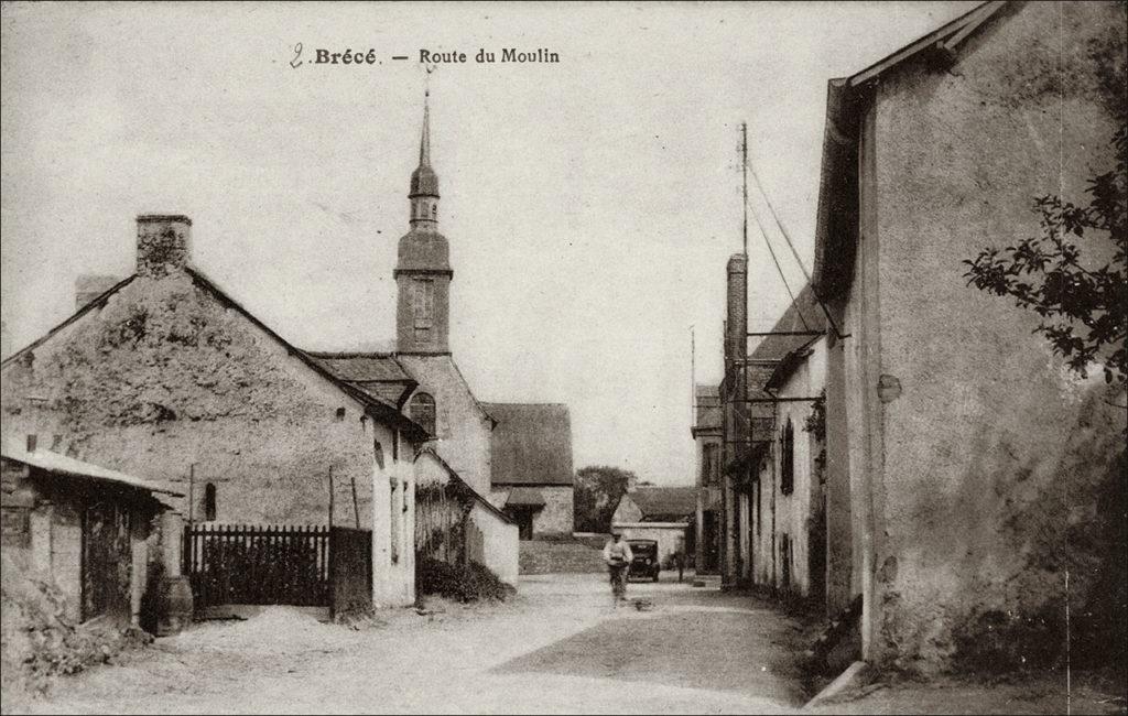 Le bourg de Brécé avec le clocher de l'église Saint-Exupère au début des années 1900.