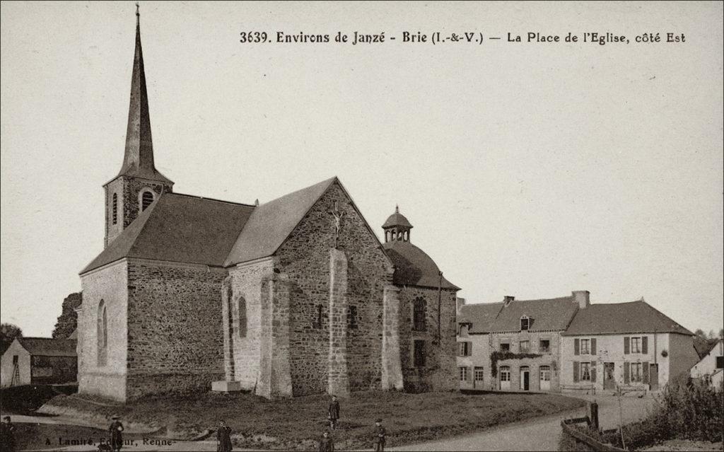 La place de l'église Notre-Dame dans le bourg de Brie au début des années 1900.