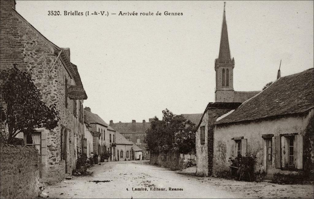 Arrivée dans le bourg de Brielles avec le clocher de l'église de la Sainte-Trinité au début des années 1900.
