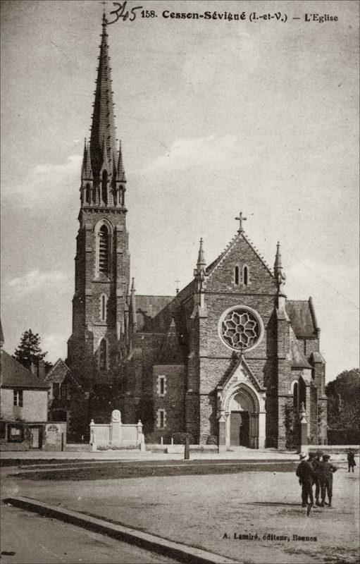 La place et l'église dans le bourg de la commune de Cesson-Sévigné au début des années 1900.