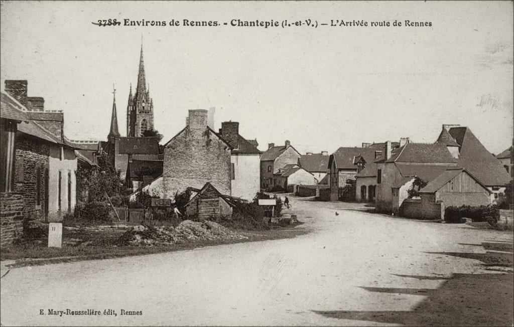 Vue générale du bourg de Chantepie depuis la route de Rennes au début des années 1900.