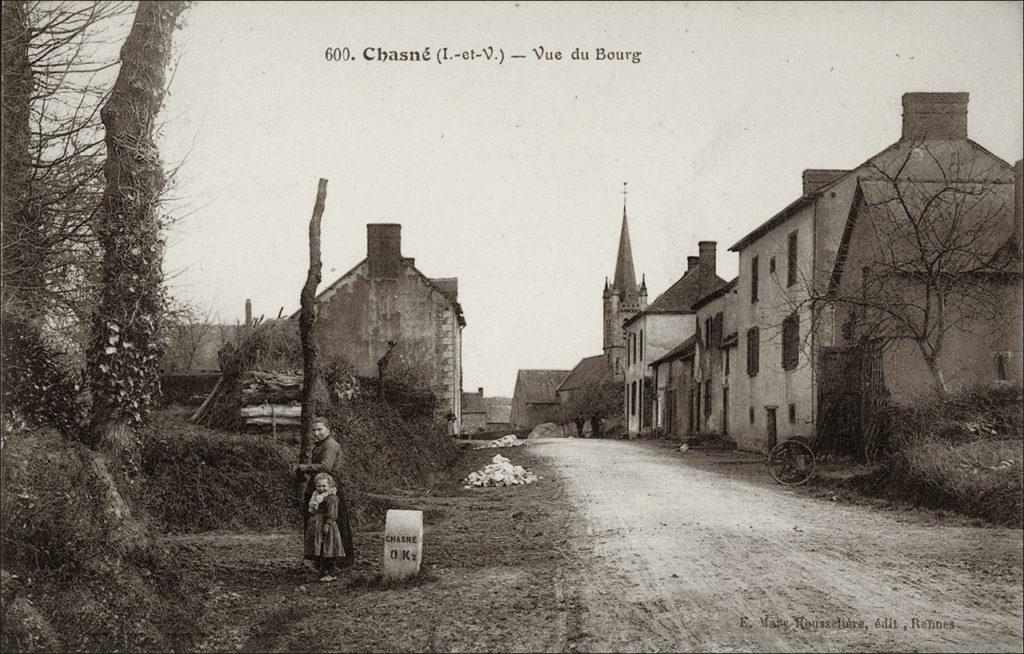 Le bourg de Chasné-sur-Illet avec le clocher de l'église Saint-Martin au début des années 1900.