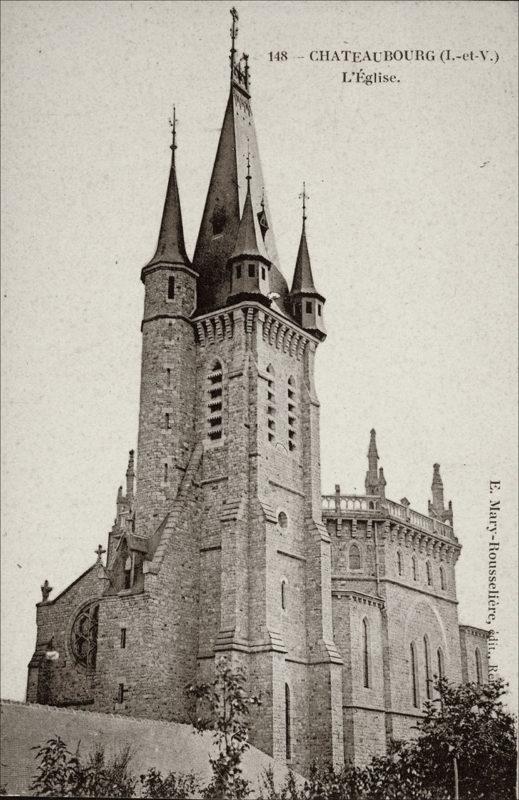 Le clocher de l'église Saint-Pierre dans le bourg de Châteaubourg au début des années 1900.