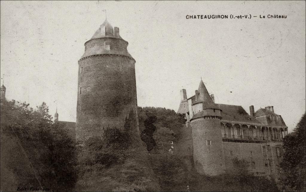 Le donjon du château dans le bourg de Châteaugiron au début des années 1900.