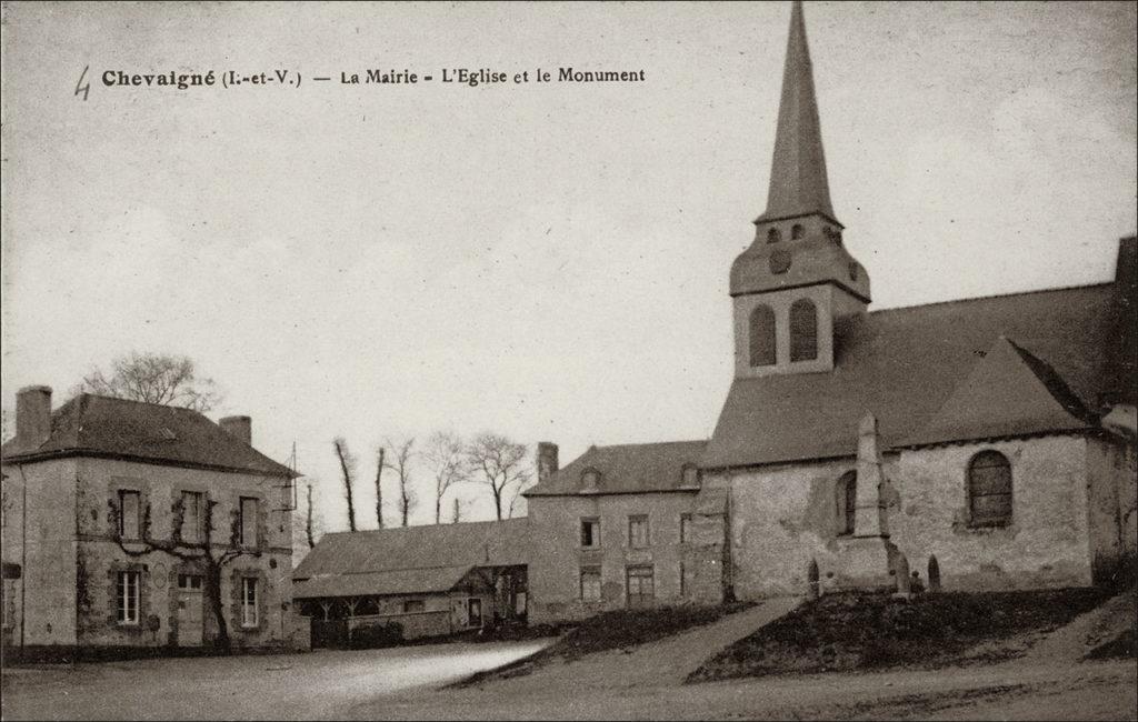 L'église, la mairie et le monument aux morts dans le bourg de Chevaigné au début des années 1900.