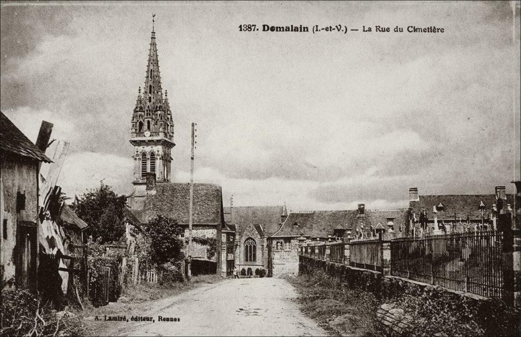 Le bourg de Domalain avec le clocher de l'église Saint-Melaine au début des années 1900.