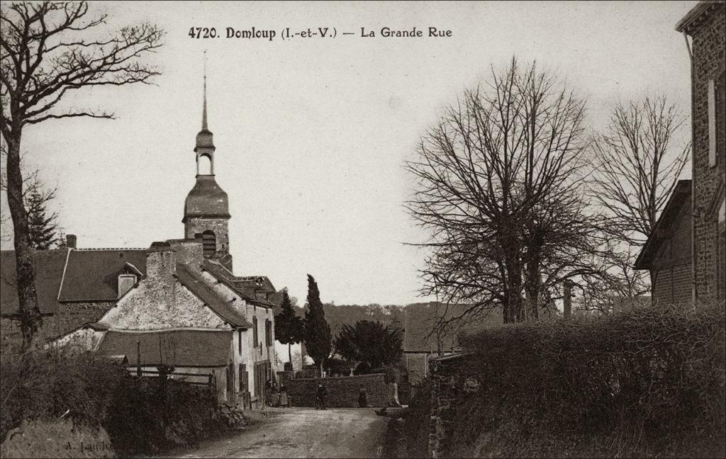 Le bourg de Domloup avec le clocher de l'église Saint-Loup au début des années 1900.