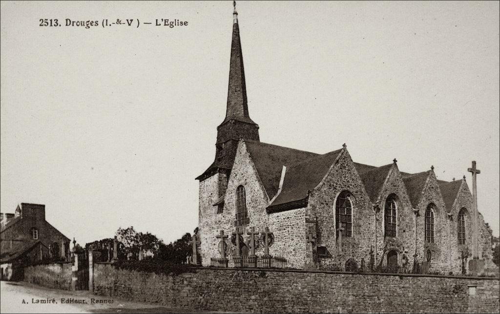 L'église Saint-Pierre dans le bourg de la commune de Drouges au début des années 1900.