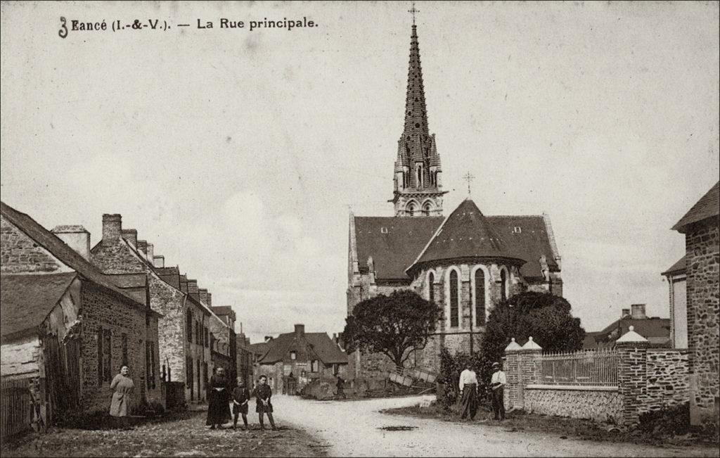 La rue principale du bourg d'Eancé avec l'église Saint-Martin au début des années 1900.