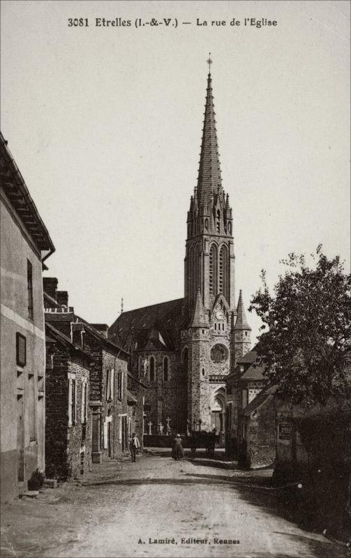 La rue de l'Église Saint-Pierre-et-Saint-Paul dans le bourg d'Étrelles au début des années 1900.