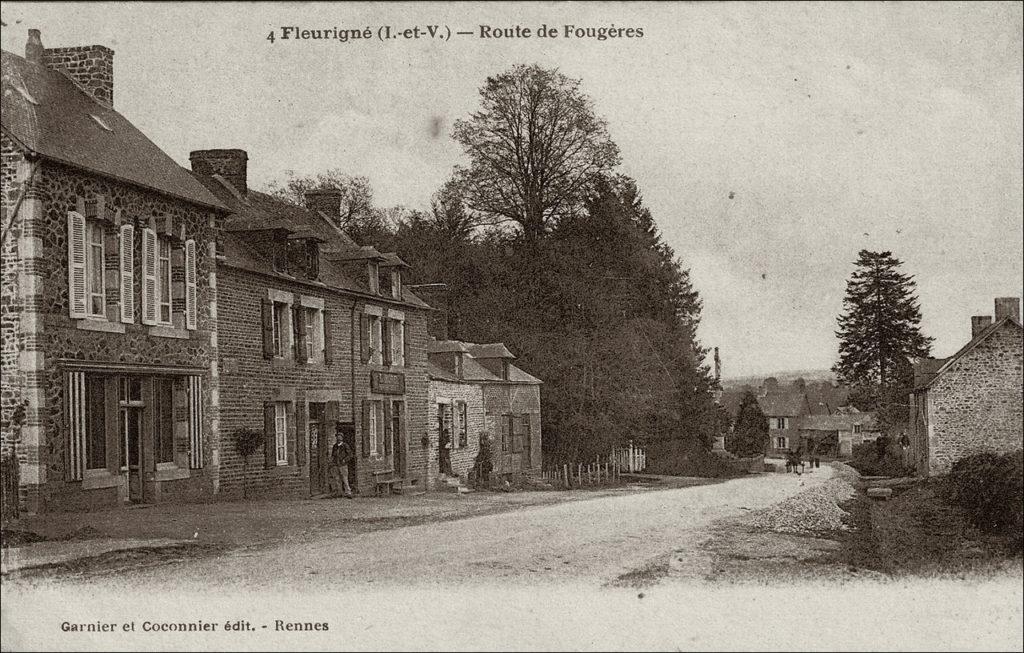 La route de Fougères dans le bourg de Fleurigné au début des années 1900.