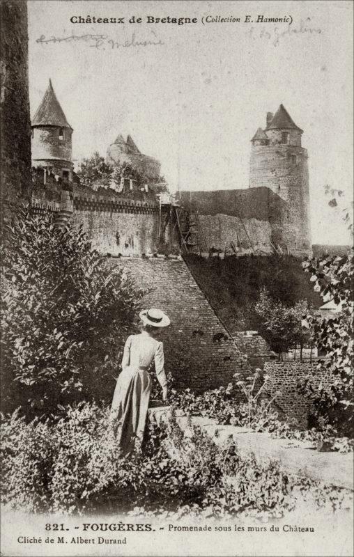Promenade sous les murs du château de Fougères au début des années 1900.