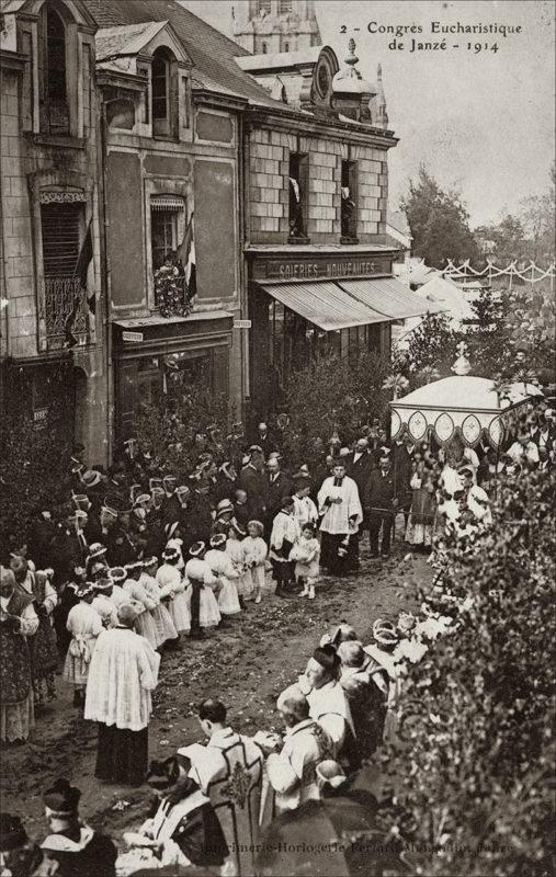 Un congrès eucharistique dans le bourg de Janzé au début des années 1900.