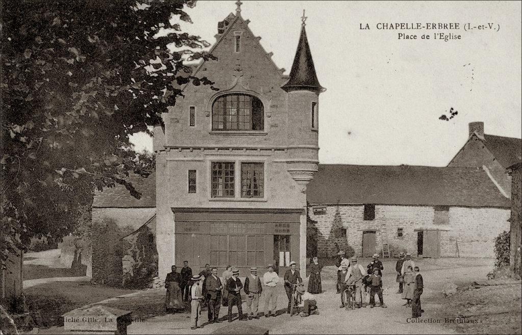 La place de l'église dans le bourg de La Chapelle-Erbrée au début des années 1900.
