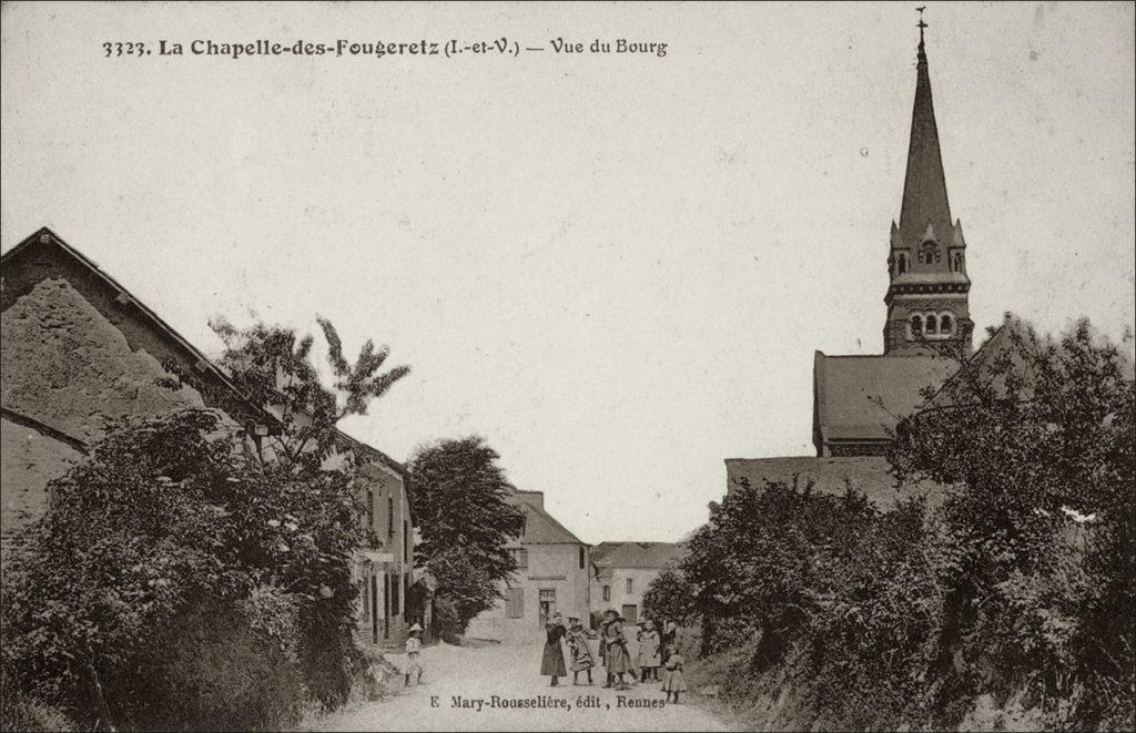 Le bourg de La Chapelle-des-Fougeretz avec le clocher de l'église au début des années 1900.