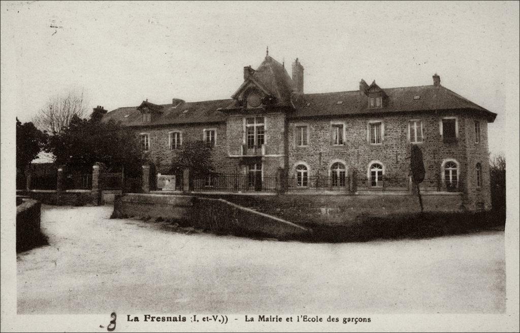 La mairie et l'école des garçons dans le bourg de La Fresnais au début des années 1900.