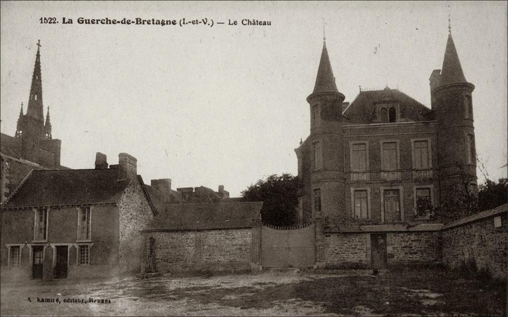 Vue du château dans le bourg de La Guerche-de-Bretagne au début des années 1900.